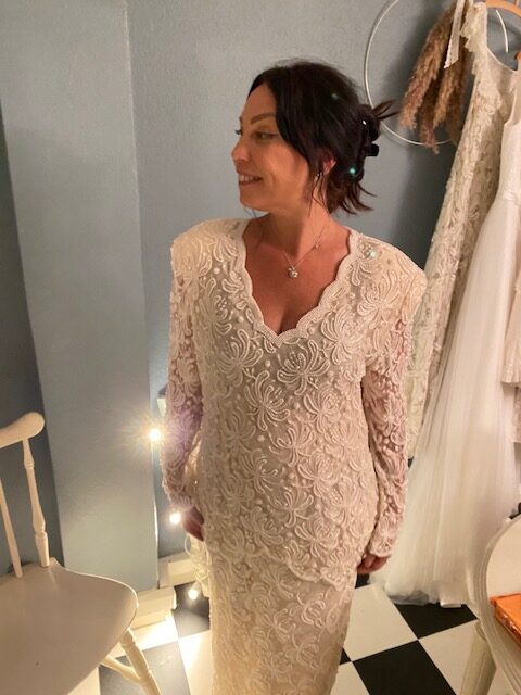 Hanna provar vintage bröllopsklänning på sin möhippa i Göteborg